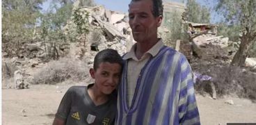 الأب مع ابنه الناجي من زلزال المغرب