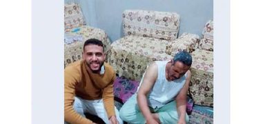أحمد يساعد والده في "لف حلة محشي"
