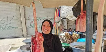 هدير خالد تبيع فواكه اللحوم