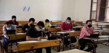 طلاب يؤدون الامتحانات