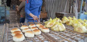 «شاهين» يبيع خبز الكماج