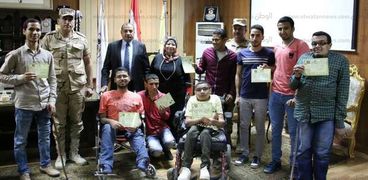 رئيس جامعة بني سويف يسلم شهادات اعفاء التجنيد للطلاب ذوي الإعاقة بالجامعة