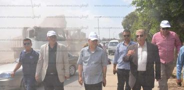 محافظ الإسماعيلية يتابع تنفيذ أعمال حملة النظافة والتطوير بمدخل طريق بورسعيد .