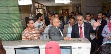 رئيس جامعة أسيوط يفاجئ معهد جنوب مصر للأورام لمتابعة سير العمل