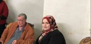 الدكتورة نورا عبدالله مع بائع المناديل