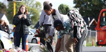 النيوزيلنديين يضعون أكاليل الزهور علي نصب أمام المسجد علي أرواح الهجوم الأرهابي