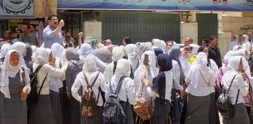 صورة عشرات الطالبات في وقفة أمام مديرية التربية والتعليم بالفيوم ضد "التابلت"