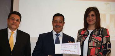 وزيرة الهجرة تكرم  عددا من المصريين بالكويت