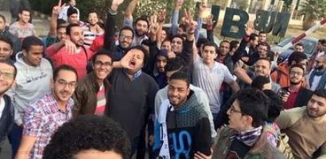 بالصور| مظاهرة لطلاب جامعة النهضة ببني سويف احتجاجا على سياسة الإدارة