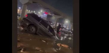 سقوط سيارة