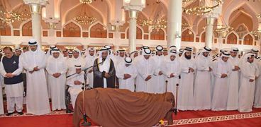صلاة الجنازة على أمير قطر الأسبق
