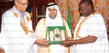 جانب من اهداء السلمي درع البرلمان العربي للرئيس الموريتاني