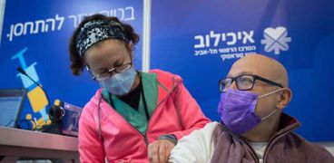 إسرائيلي يتلقى لقاح كورونا في تل أبيب