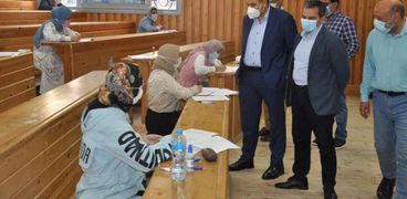 رئيس جامعة كفرالشيخ يتابع سير امتحانات الفصل الدراسى الثاني بالصيدلة 