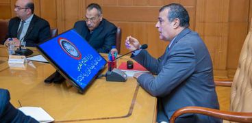 الوزير محمد صلاح يجتمع مع الأمانة الفنية للجنة الوزارية للإنتاج (صور)