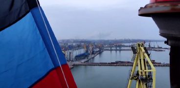 علم جمهورية دونيتسك فوق ميناء ماريوبول