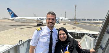 الطيار المصري عبد الله محمد بهي الدين مع والدته