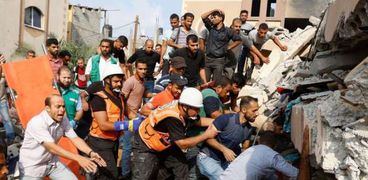 أهالى غزة ينتشلون الضحايا جراء القصف الإسرائيلي على قطاع غزة