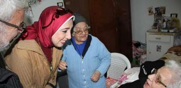 مدير وسط فى الإسكندرية تزور منسات اعمارهن فوق الـ100 عام لتهئنتهم بعيد