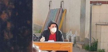 غضب بسب طالب أولى ثانوي مصاب بكورونا ويؤدي امتحان بالفناء في الإسكندرية