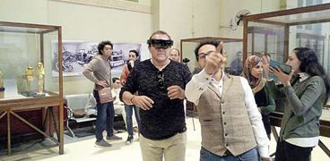 زوار المتحف المصرى يقومون بتجربة نظارة الواقع الافتراضى