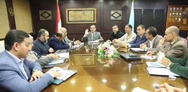 اجتماع محافظ كفر الشيخ مع مسئولين