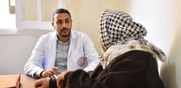 الهلال الأحمر في شمال سيناء يقدم خدمات طبية للأسر الفلسطينية