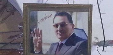 صورة الرئيس السابق محمد حسني مبارك على حائط منزل شميس