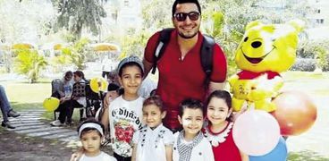 «مصطفى» مع الأطفال فى إحدى فعاليات الخير