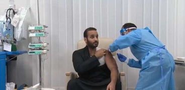 ولي عهد السعودي يتلقى التطعيم