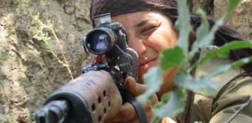 إحدى عناصر وحدات المرأة الكردية