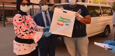 مبادرة " بيحمونا ادعموهم"تهدى مستشفيات جامعة أسيوط أدوات تطهير وتعقيم لدعم الجيش الأبيض