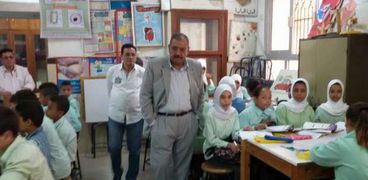 مدير ادارة المنتزه بالاسكندرية اثناء جولته بمدرسة الحرمين الابتدائية