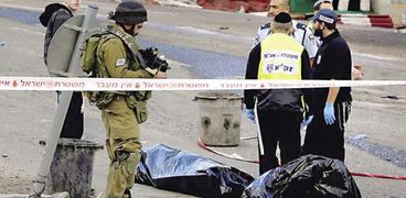 جنود الاحتلال يحيطون بجثمان الشهيد الفلسطينى
