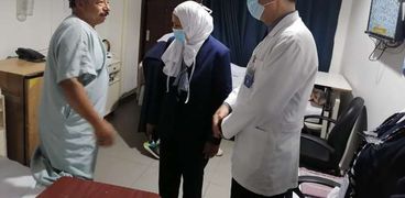 الدكتور خالد حسن خلال متابعة المرضى