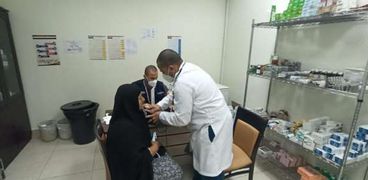 أثناء توقيع الكشف الطبي على الحجاج المصريين