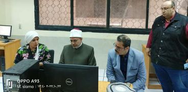 رئيس جامعة الأزهر ونائبه خلال متابعة منظومة الحرم الذكي