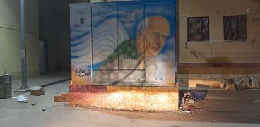 سكان مدينة بالسويس يرسمون شخصية " طبيب الغلابة " علي محولات الكهرباء