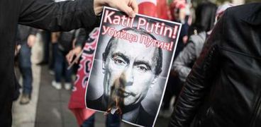 بالصور| مظاهرات في تركيا ترفع لافتات "بوتين القاتل.. اخرج من سوريا"