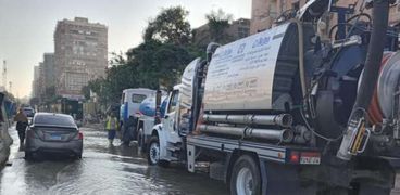 مياه الجيزة تدفع ب 13 سيارة لشفط المياه بشارع جامعة الدول العربية