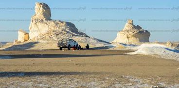 مجموعة سياح فى زيارة إلى الصحراء البيضاء