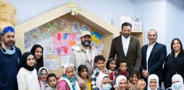 أحمد حلمي مع الأطفال