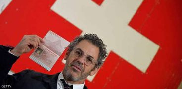 فنان أمريكى يبيع جوازات سفر سويسرية بـ 20 يورو فقط للواحد