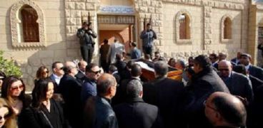 جثمان الكاتب الصحفي إبراهيم سعدة يصل المدافن