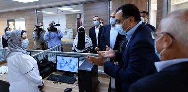 رئيس الوزراء يتفقد المركز التكنولوجي لخدمة المواطنين ببورسعيد