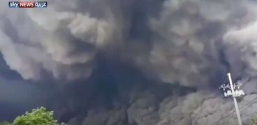 رماد بركاني يباغت سكان في غواتيمالا