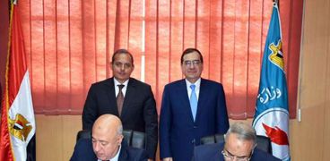 وزير البترول ورئيس البنك الاهلى خلال توقيع الاتفاق