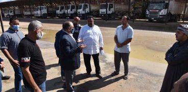 جانب من زيارة سكرتير عام محافظة مطروح خلال زيارته للحملة الميكانيكية بمجلس مدينة مطروح