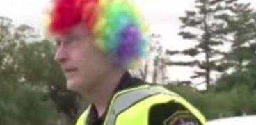 بالفيديو| شرطي ينظم المرور بملابس "مهرج" في أمريكا