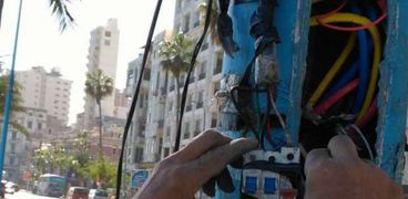 "جمرك الإسكندرية" يجري أعمال صيانة بالشوارع حفاظا على الصحة العامة